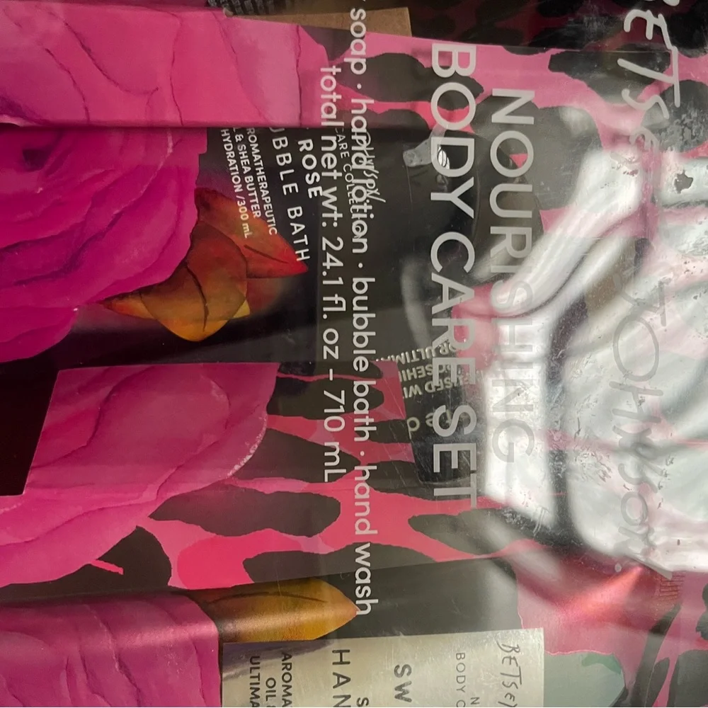 Betsey Johnson nourishing‎ body care set